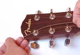 gitár húrcsere első lépése